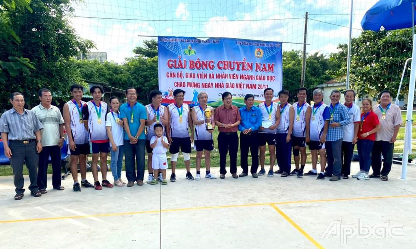 Huyện Châu Thành vừa tổ chức Giải Bóng chuyền nam cán bộ, giáo viên, nhân viên chào mừng 41 năm Ngày Nhà giáo Việt Nam 20-11-2023.