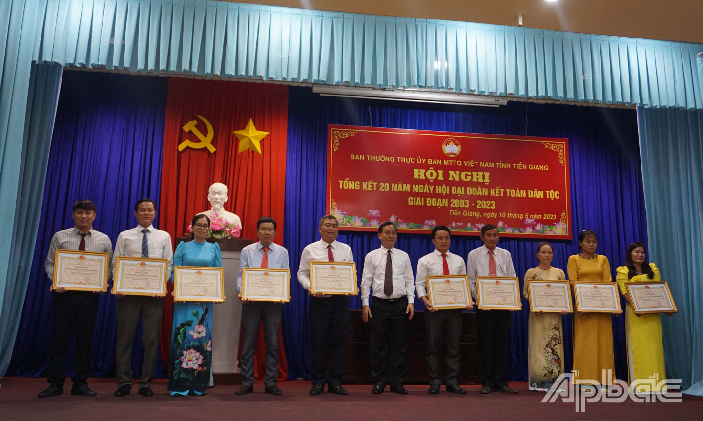 Phó Bí thư Tỉnh ủy, Chủ tịch UBND tỉnh Nguyễn Văn Vĩnh trao Bằng khen của UBND tỉnh tặng các tập thể có thành tích xuất sắc trong tổ chức Ngày hội giai đoạn 2003 - 2023 trên địa bàn tỉnh. Ảnh: NGỌC AN