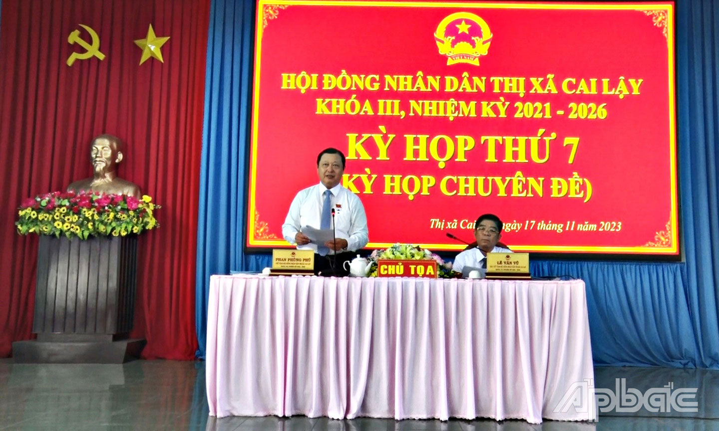 Chủ tọa kỳ họp phát biểu.