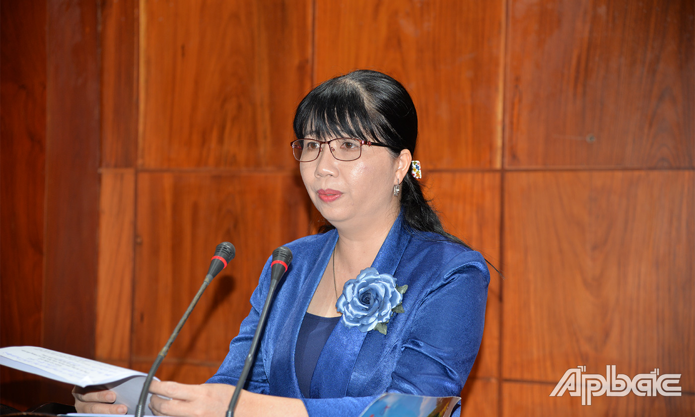 Đồng chí Trần Thị Thanh Tuyết báo cáo