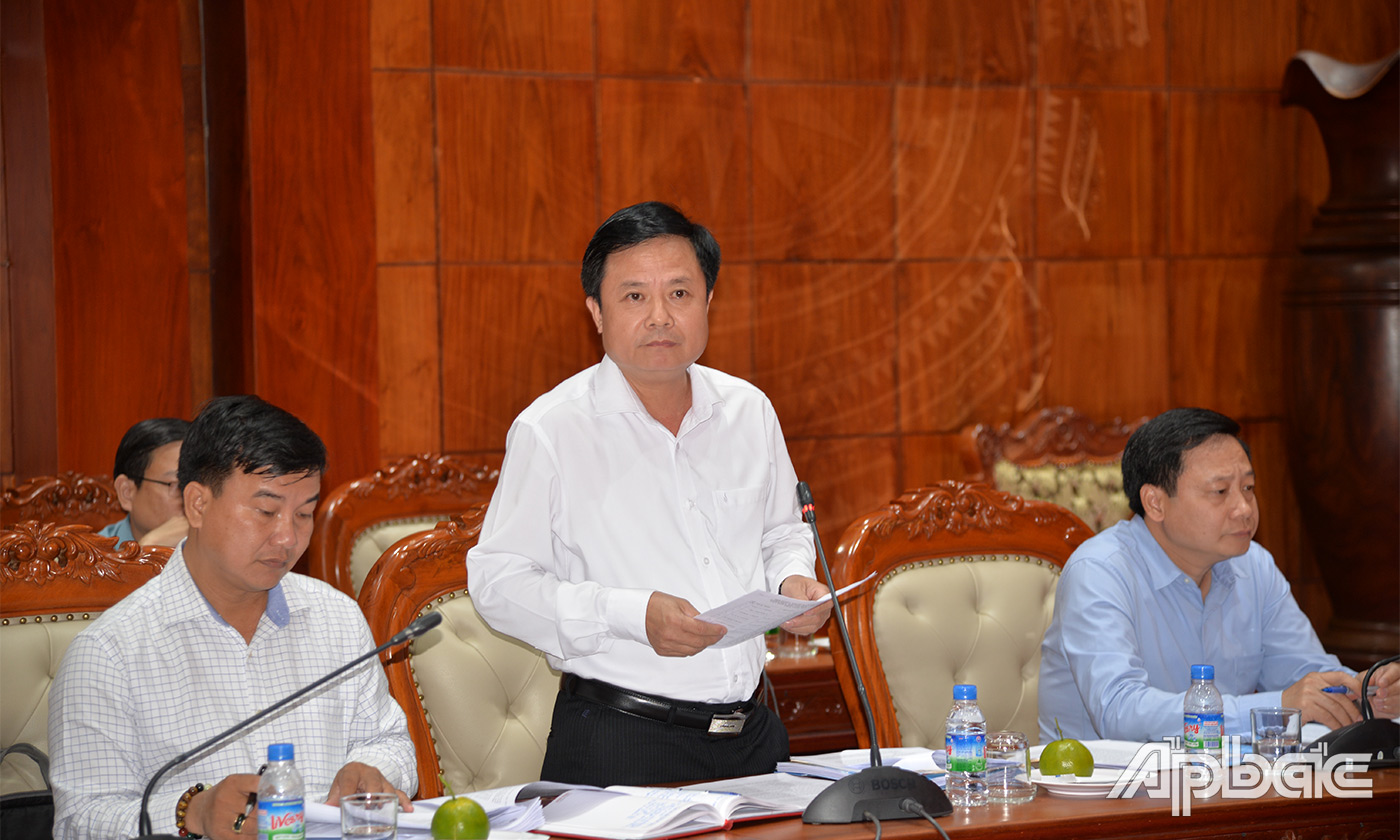 Thành viên Đoàn giám sát phát biểu ý kiến tại buổi làm việc