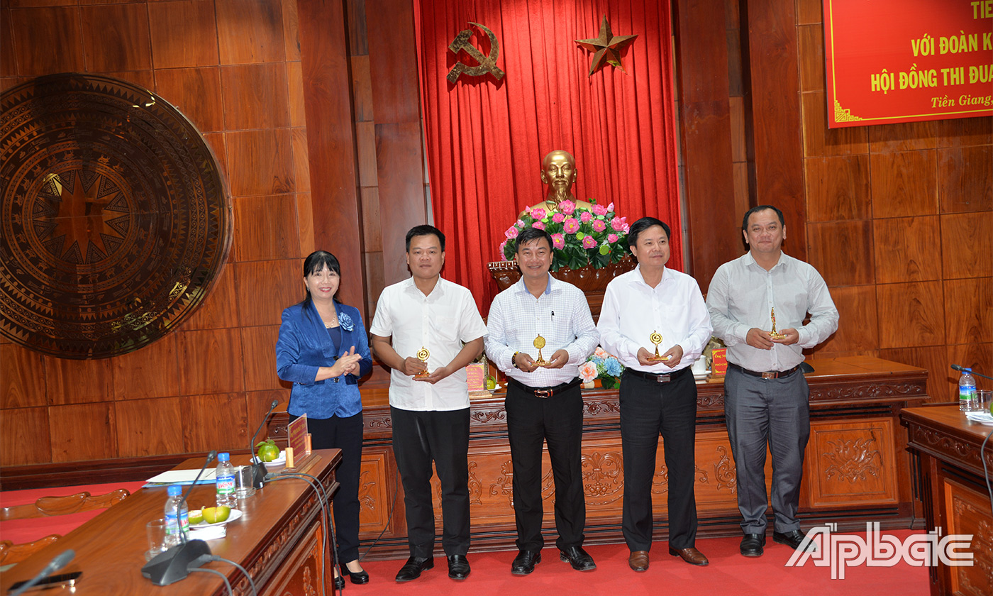 Tặng quà lưu niệm cho Đoàn KTGS