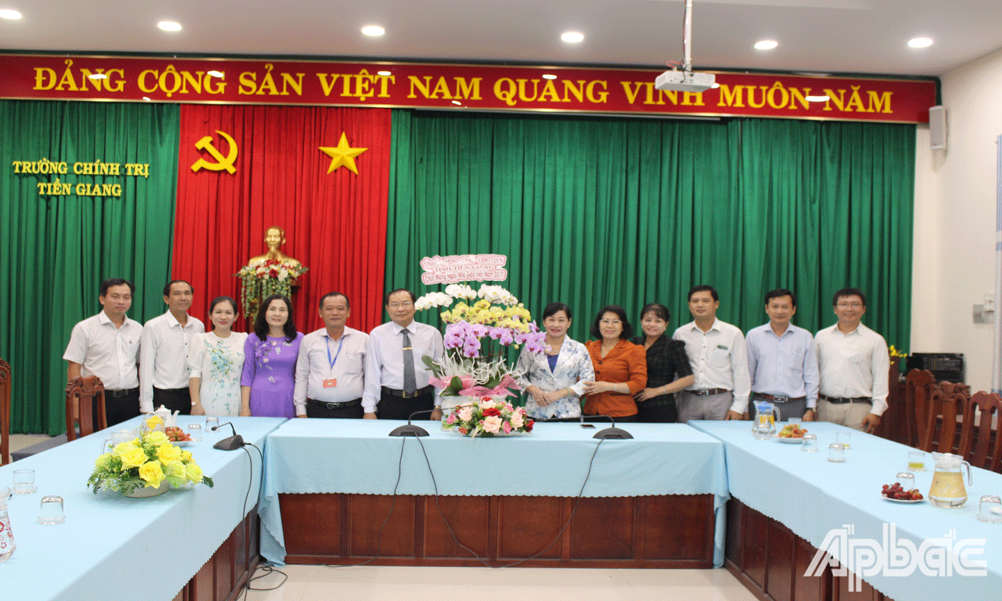 Đồng chí Châu Thị Mỹ Phương cùng đoàn công tác thăm chúc mừng Ngày nHà giáo Việt Nam tại Trường Chính trị Tiền Giang.