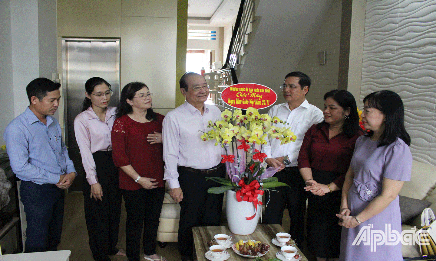 được sự ủy quyền của lãnh đạo UBND tỉnh Tiền Giang, Phó Lãnh đạo Sở GD-ĐT đã đến thăm, chúc mừng Nguyên Phó Chủ tịch UBND tỉnh, Nguyên Giám đốc Sở GD-ĐT Phan Văn Hà