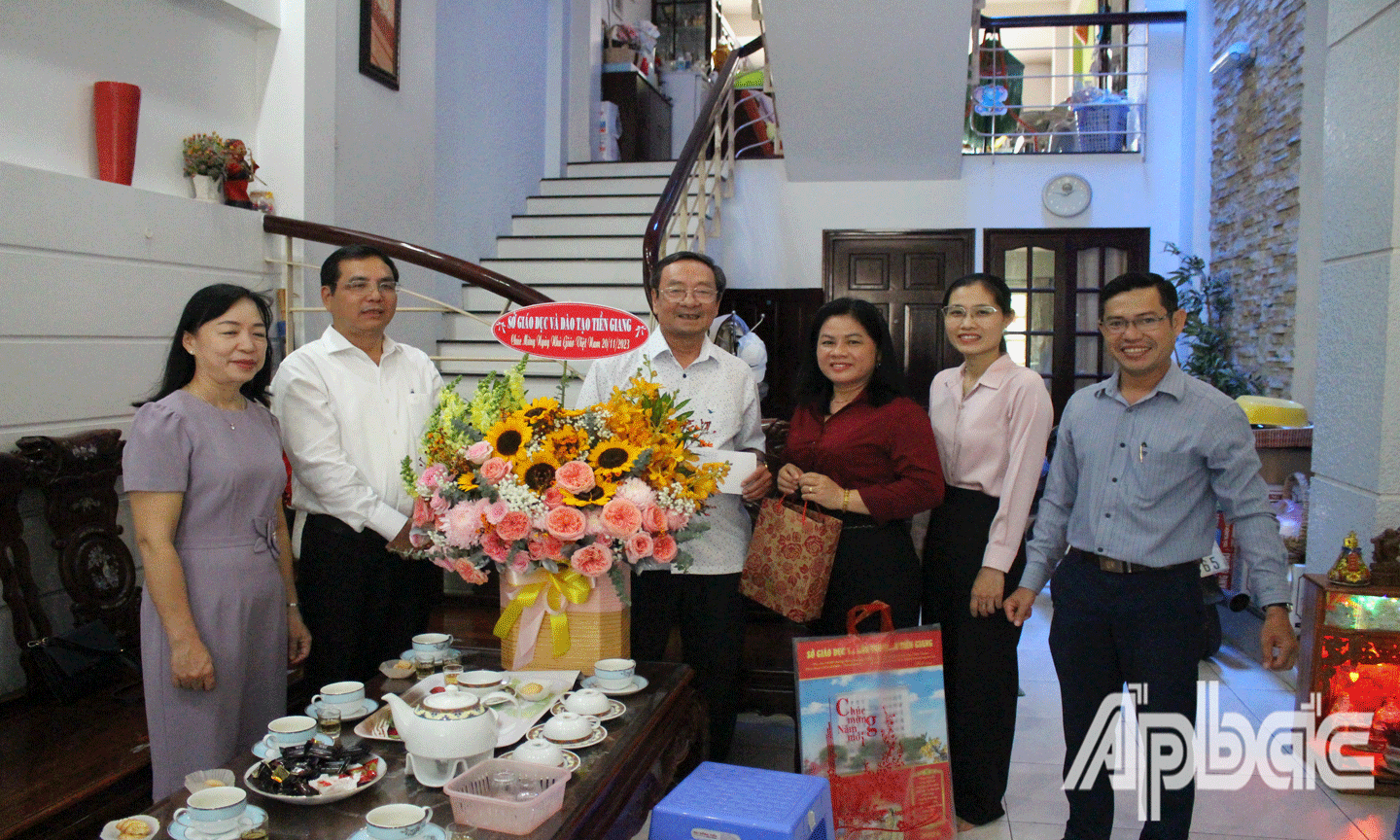 thăm, chúc mừng Nguyên Phó Chủ tịch UBND tỉnh, Nguyên Giám đốc Sở GD-ĐT Trần Thanh Đức nhân kỷ niệm 41 năm Ngày Nhà giáo Việt Nam.