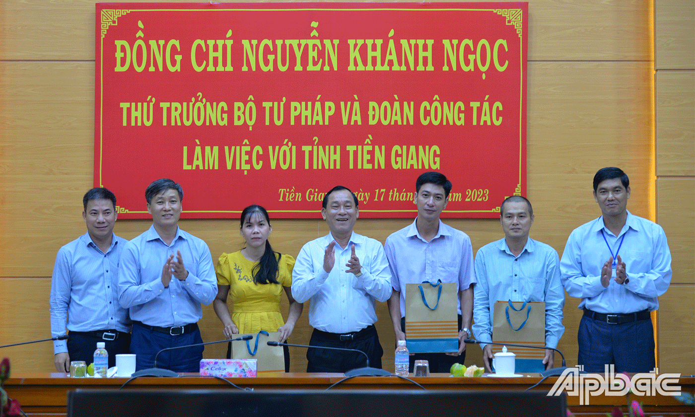 Tặng quà cho 3 công chức tư pháp-hộ tịch khó khăn.