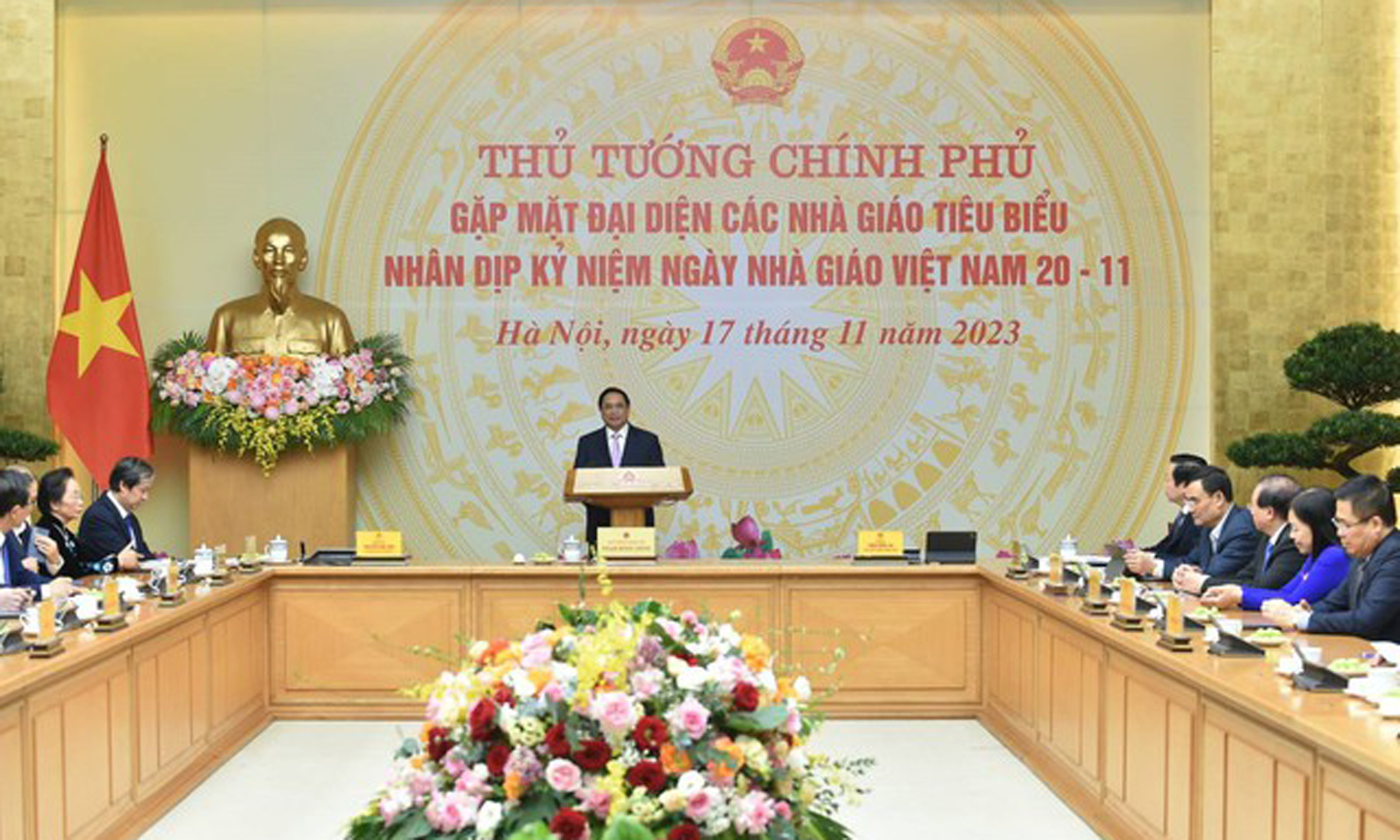 hủ tướng biểu dương các thầy, cô giáo không những làm tốt công tác chuyên môn, quản lý, mà còn tích cực nghiên cứu khoa học, đổi mới sáng tạo, áp dụng vào thực tiễn - Ảnh: VGP/Quang Thương