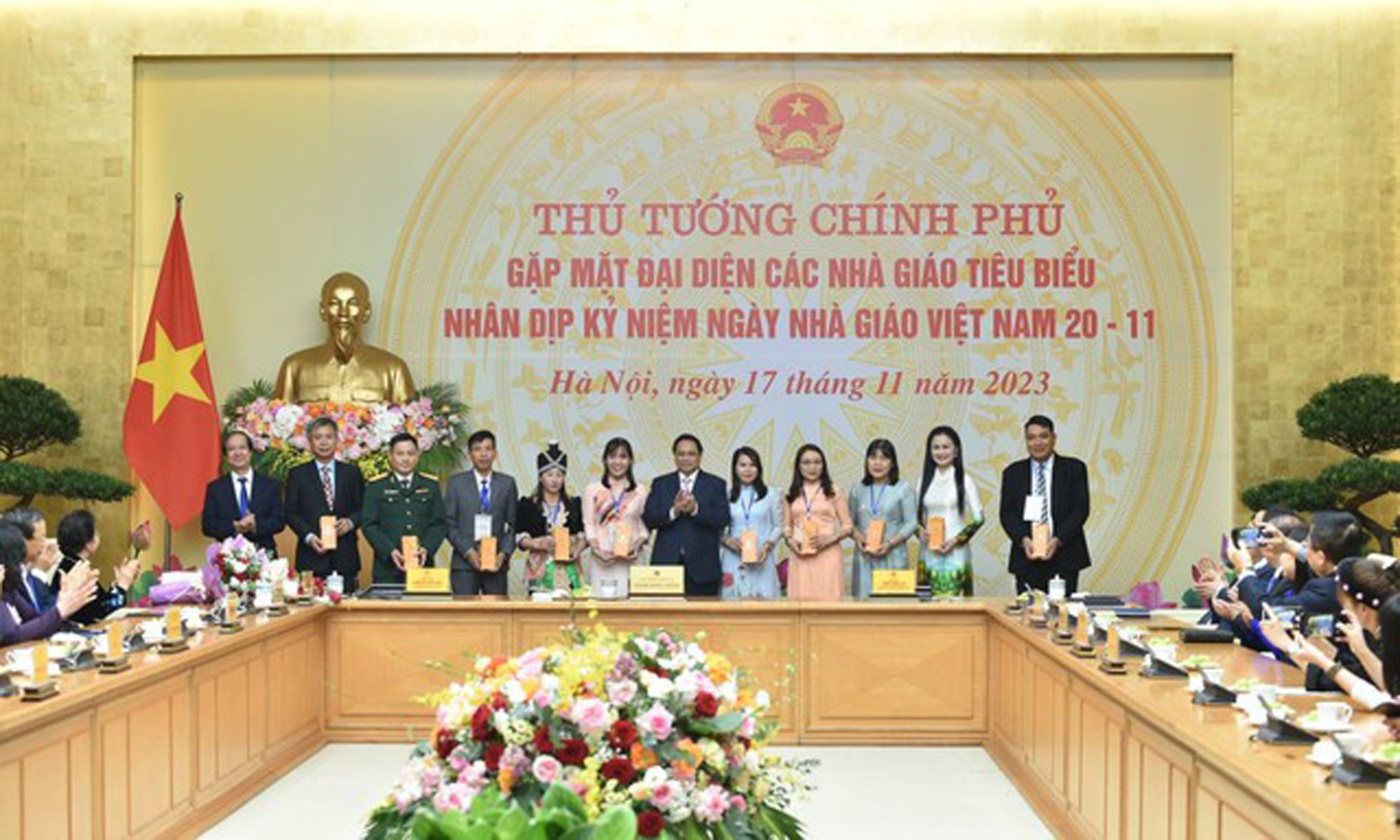 Thủ tướng tặng quà đại diện các nhà giáo tiêu biểu - Ảnh: VGP/Quang Thương