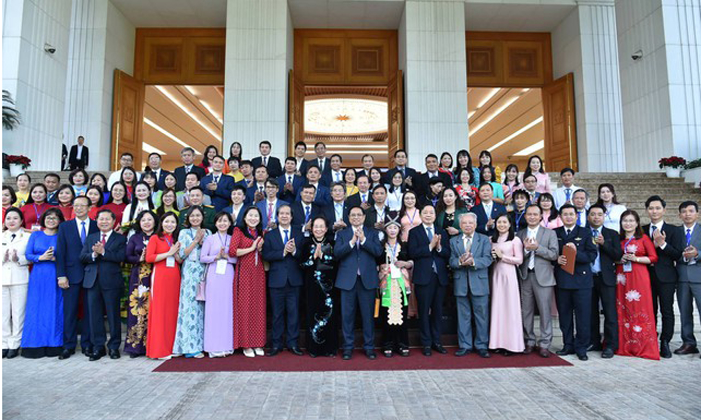 Thủ tướng chụp ảnh lưu niệm với các thầy cô giáo tại buổi gặp mặt - Ảnh: VGP/Quang Thương