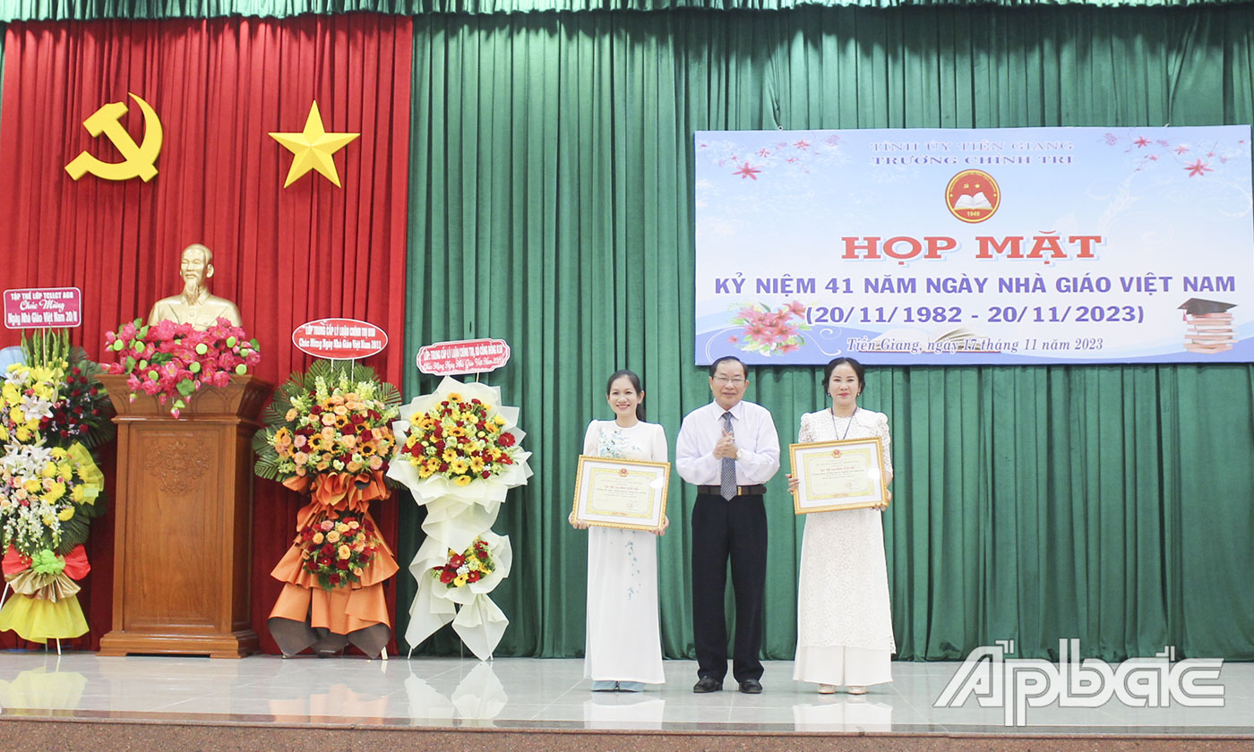 02 tập thể nhận Bằng khen của Chủ tịch UNBD tỉnh đạt danh hiệu “Tập thể lao động xuất sắc” năm 2022