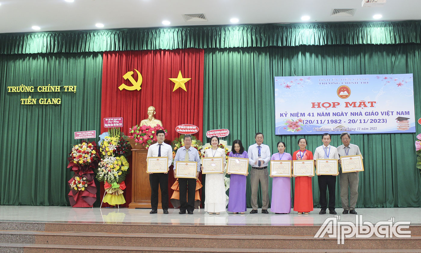 08 cá nhân được nhận Bằng khen của Chủ tịch UBND tỉnh đã có thành tích hoàn thành xuất sắc nhiệm vụ năm 2021 đến năm 2022