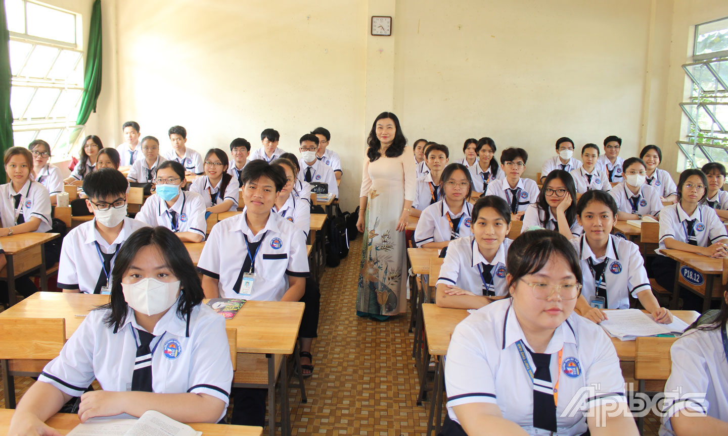 Cô Lan cùng các em học sinh trong giờ học.