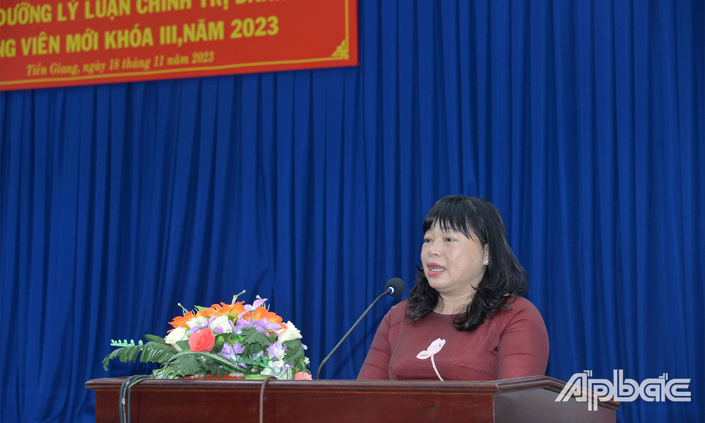 Đồng chí Thái Ngọc Bảo Trâm phát biểu tại Lễ bế giảng.