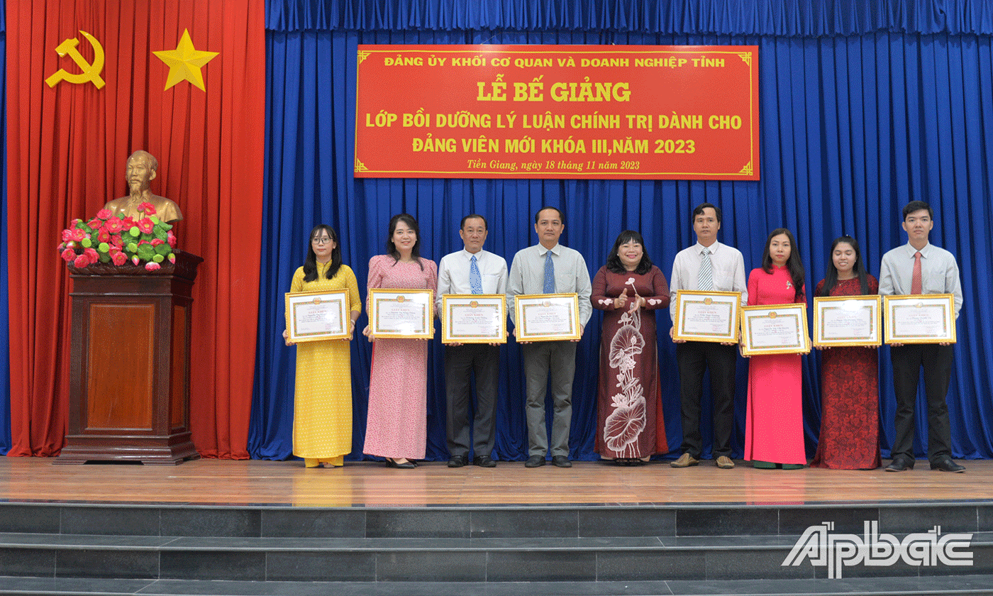 Khen thưởng các học viên xuất sắc.