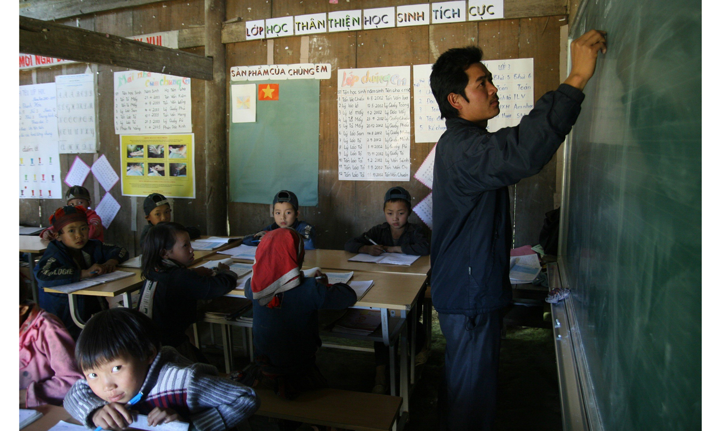 Giáo viên vùng cao luôn phải vượt qua nhiều khó khăn để "mang con chữ" cho học sinh. Trong ảnh: Thầy và trò điểm trường Bản Khoang, Lào Cai. Ảnh: Khiếu Minh