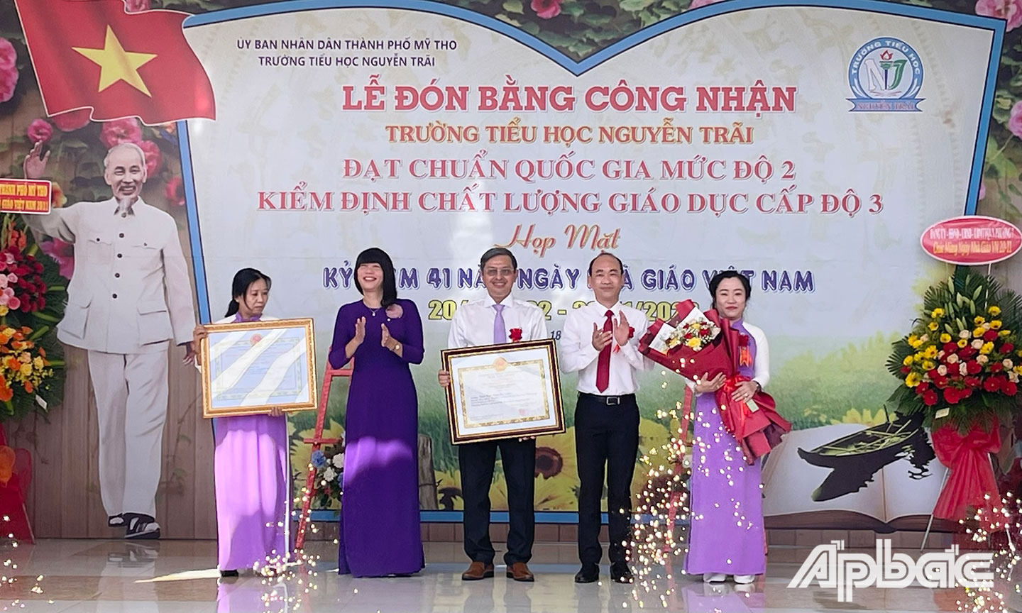 Lãnh đạo TP Mỹ Tho trao bằng công nhận trường đạt chuẩn quốc gia mức độ 2 và chứng nhận kiểm định chất lượng giáo dục cấp độ 3 cho trường Tiểu học Nguyễn Trãi.