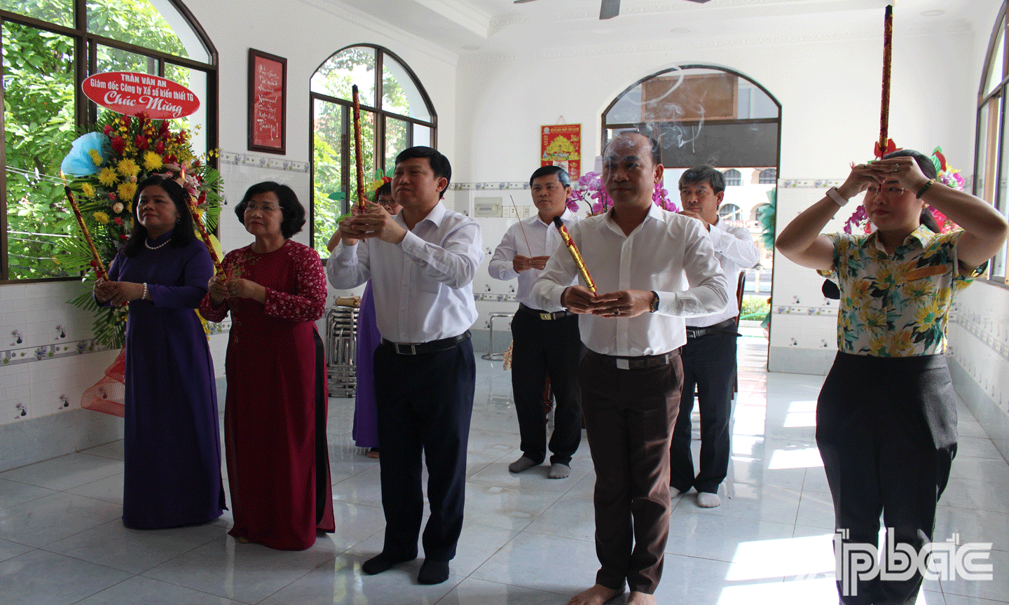 Tiến sĩ Lê Quang Trí cùng cán bộ, nhà giáo Ngành Giáo dục Tiền Giang thắp hương tại Nhà tiền vãng, 