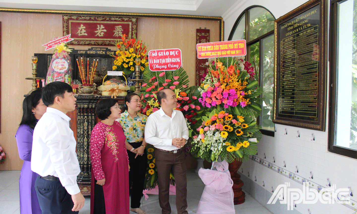 Tham quan Nhà tiền vãng. 