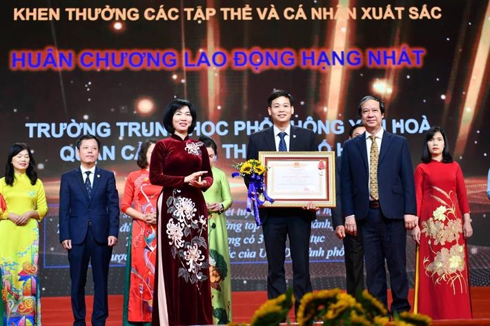 Bộ trưởng Bộ Giáo dục và Đào tạo Nguyễn Kim Sơn chúc mừng các nhà giáo tiêu biểu của ngành Giáo dục Hà Nội. Ảnh: TL.