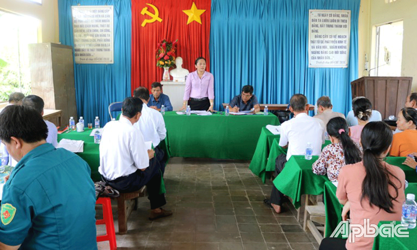 Buổi sinh hoạt chi bộ ở ấp 2, xã Cẩm Sơn, huyện Cai Lậy. Ảnh: HỒNG LINH