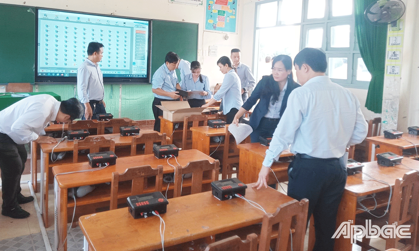 Đoàn công tác liên ngành Sở GD-ĐT và Sở Tài chính do Giám đốc Sở GD-ĐT Lê Quang Trí làm Trưởng đoàn tổ chức nghiệm thu gói thầu lớp 2 tại Trường Tiểu học Thị trấn Chợ Gạo, huyện Chợ Gạo vào ngày 13-6 -2023 (ảnh do Sở GD-ĐT cung cấp).