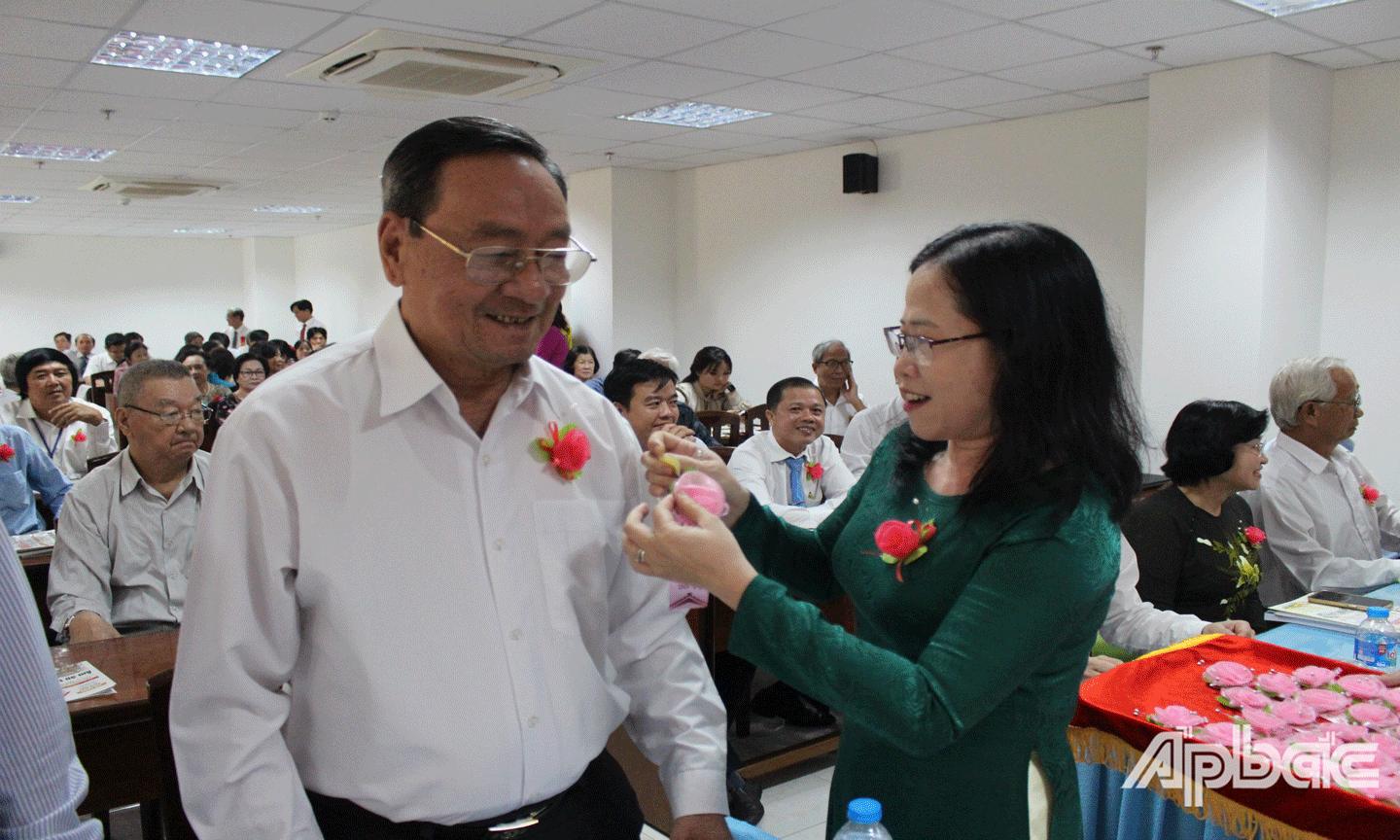 Cài hoa tri ân cho các thầy cô. 