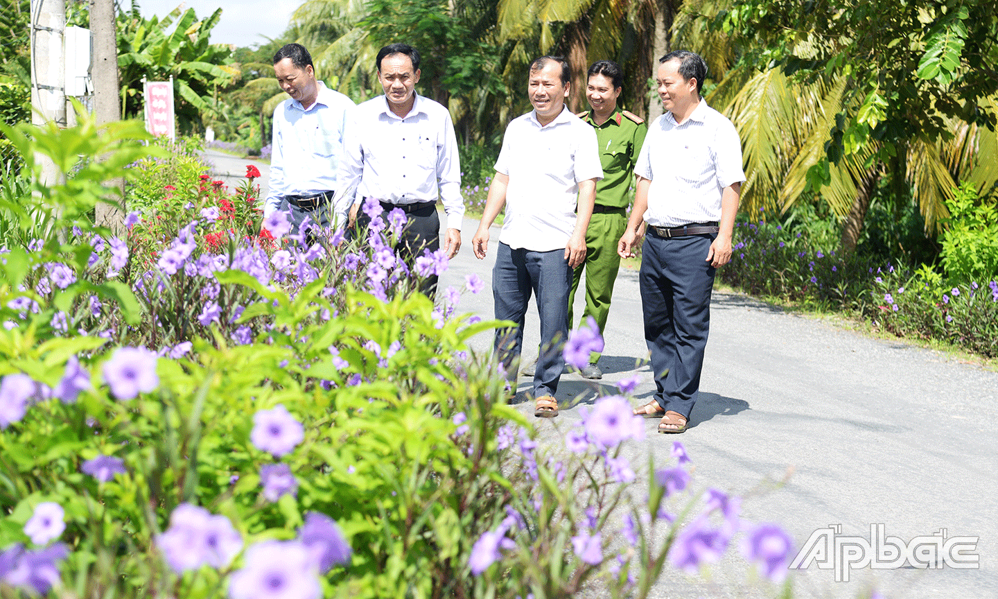 Lãnh đạo Sở Nông nghiệp và Phát triển nông thôn và huyện Gò Công Tây khảo sát tuyến đường hoa ở xã Vĩnh Hựu.