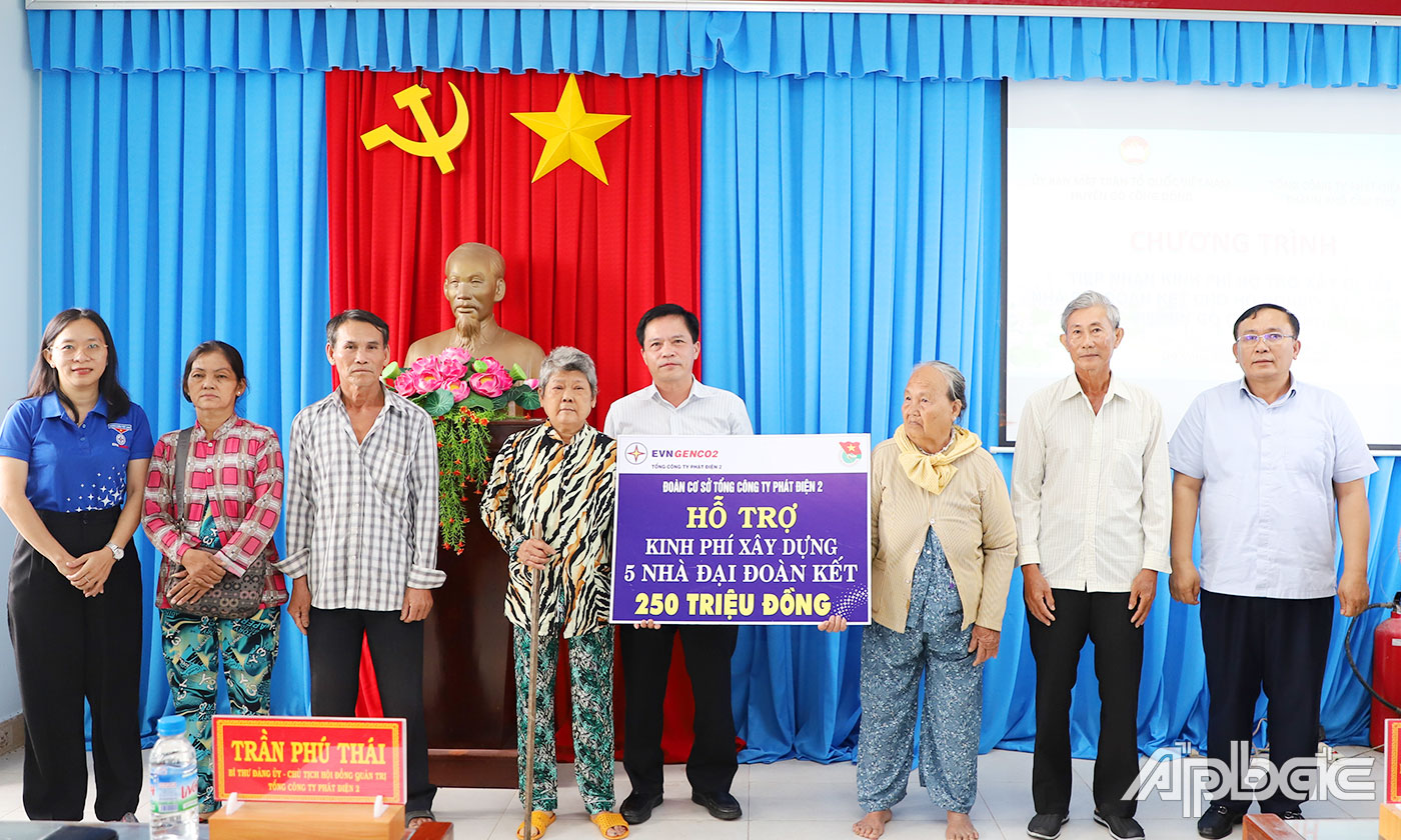 Đại diện công ty EVN Genco 2 tại thành phố Cần Thơ  trao bảng tượng trưng hỗ trợ kinh phí xây