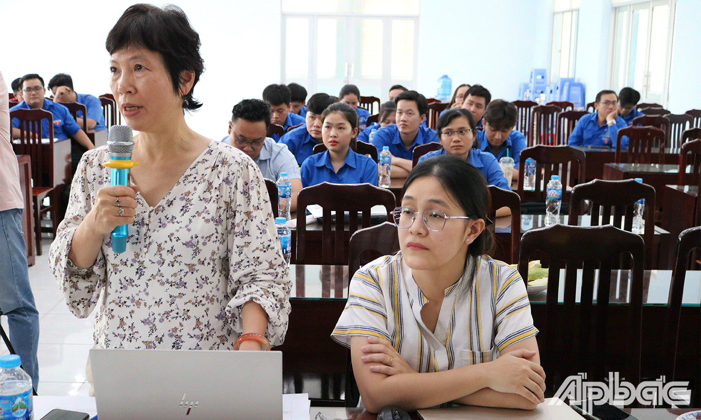 Ban giám khảo đặt câu hỏi cho từng sáng kiến