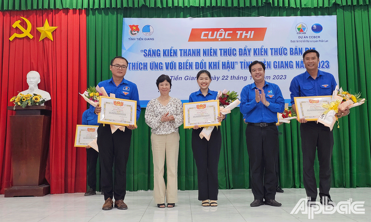 Ban tổ chức Cuộc thi trao giải Nhất, Nhì, Ba cho các thanh niên