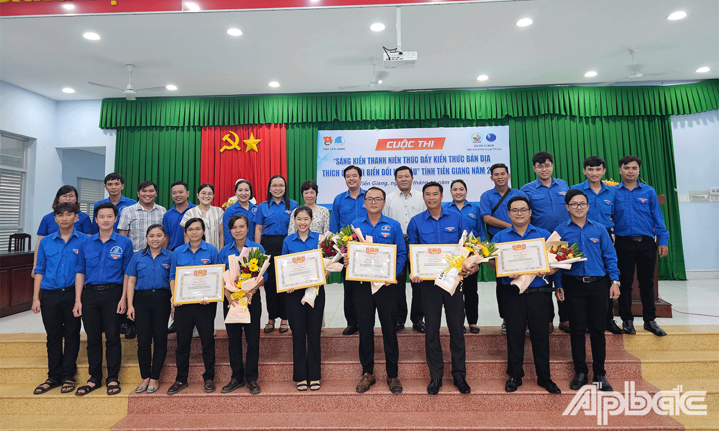 Ban tổ chức cùng đoàn viên thanh niên chụp ảnh lưu niệm tại Cuộc thi