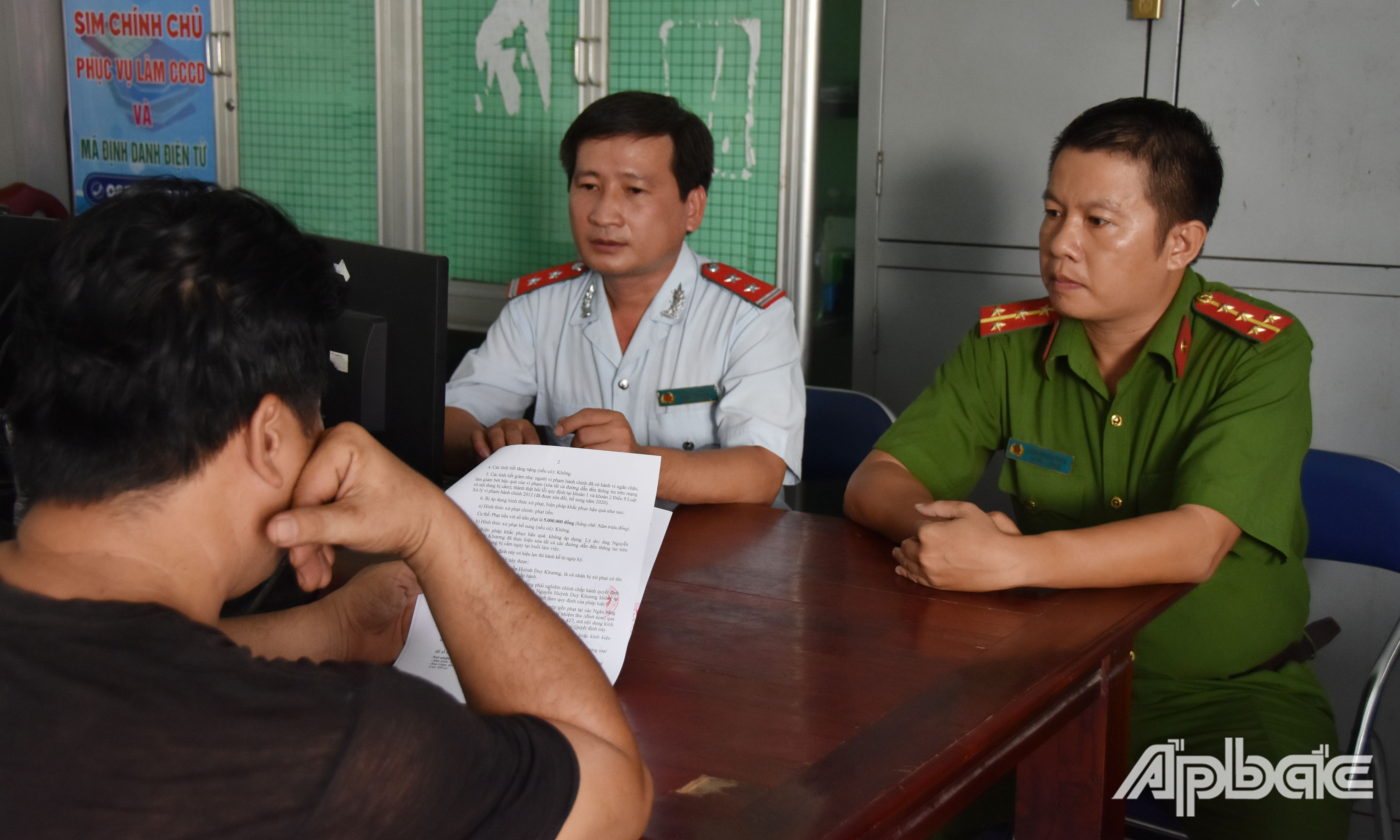 Triển khai quyết định xử phạt vi phạm hành chính đối với người vi phạm.