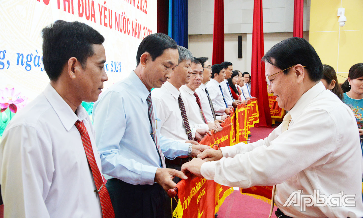 Lãnh đạo TTYT TX.Gò Công nhận Cờ thi đua xuất sắc của UBND tỉnh.