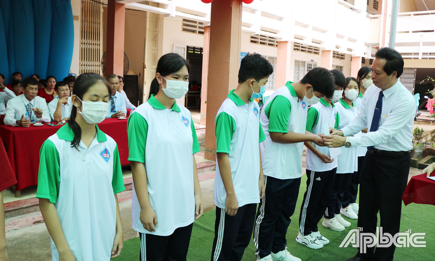 Phó Chủ tịch UBND tỉnh Tiền Giang Nguyễn Thành Diệu phát học bổng cho học sinh có hoàn cảnh  khó khăn, vượt khó, học tốt nhân dịp Lễ khai giảng năm học 2023 - 2024 tại Trường THPT  Nguyễn Văn Tiếp. 	                                                                                                                                                                                  Ảnh L.O