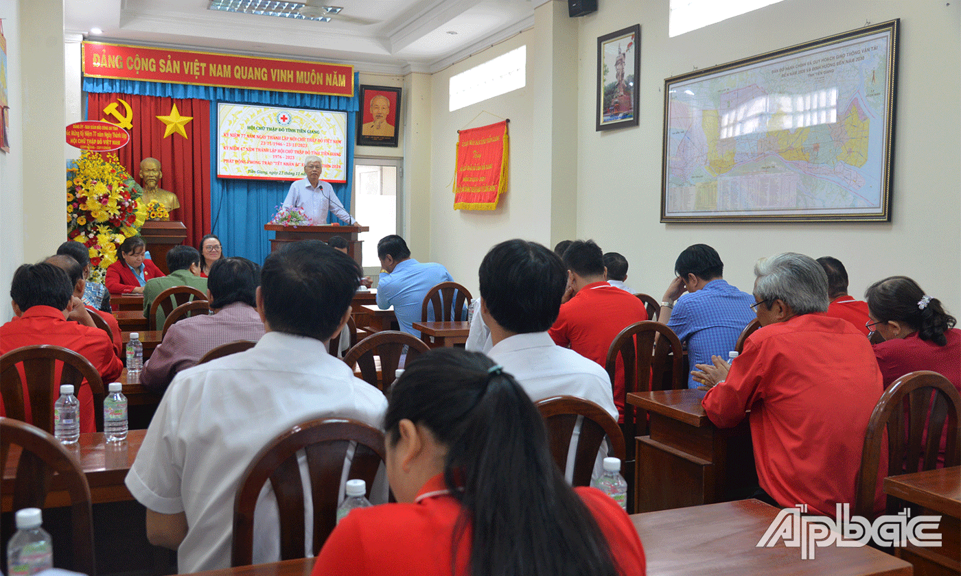 Đại biểu phát biểu tại buổi họp mặt.