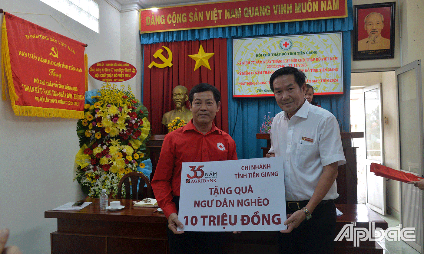 Các đơn vị, doanh nghiệp trao bảng tượng trưng hỗ trợ các hoạt động nhân đạo của Hội CTĐ.