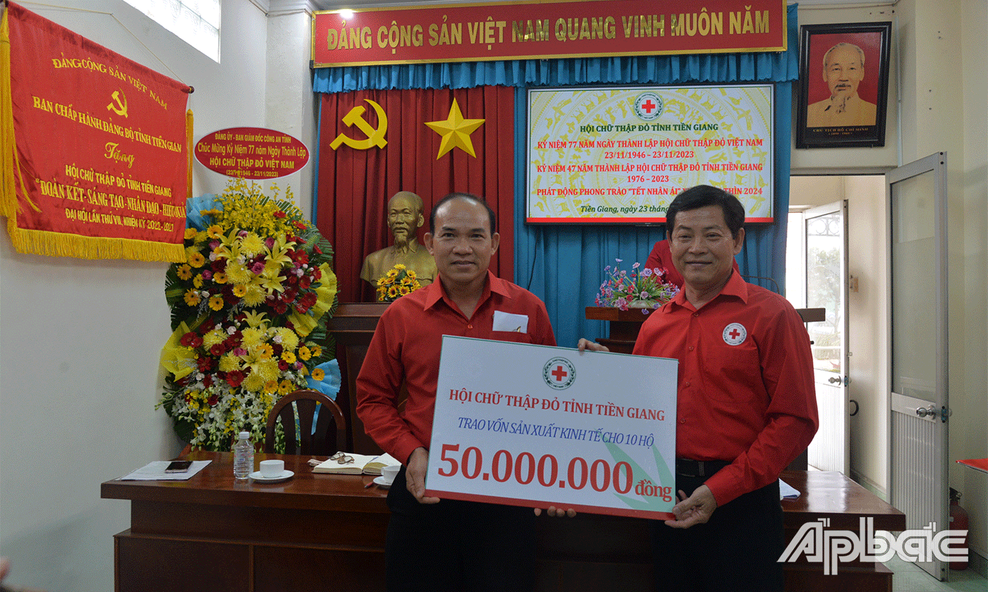 Hội CTĐ tỉnh trao vốn sản xuất kinh tế cho 10 hộ dân của huyện Chợ Gạo.