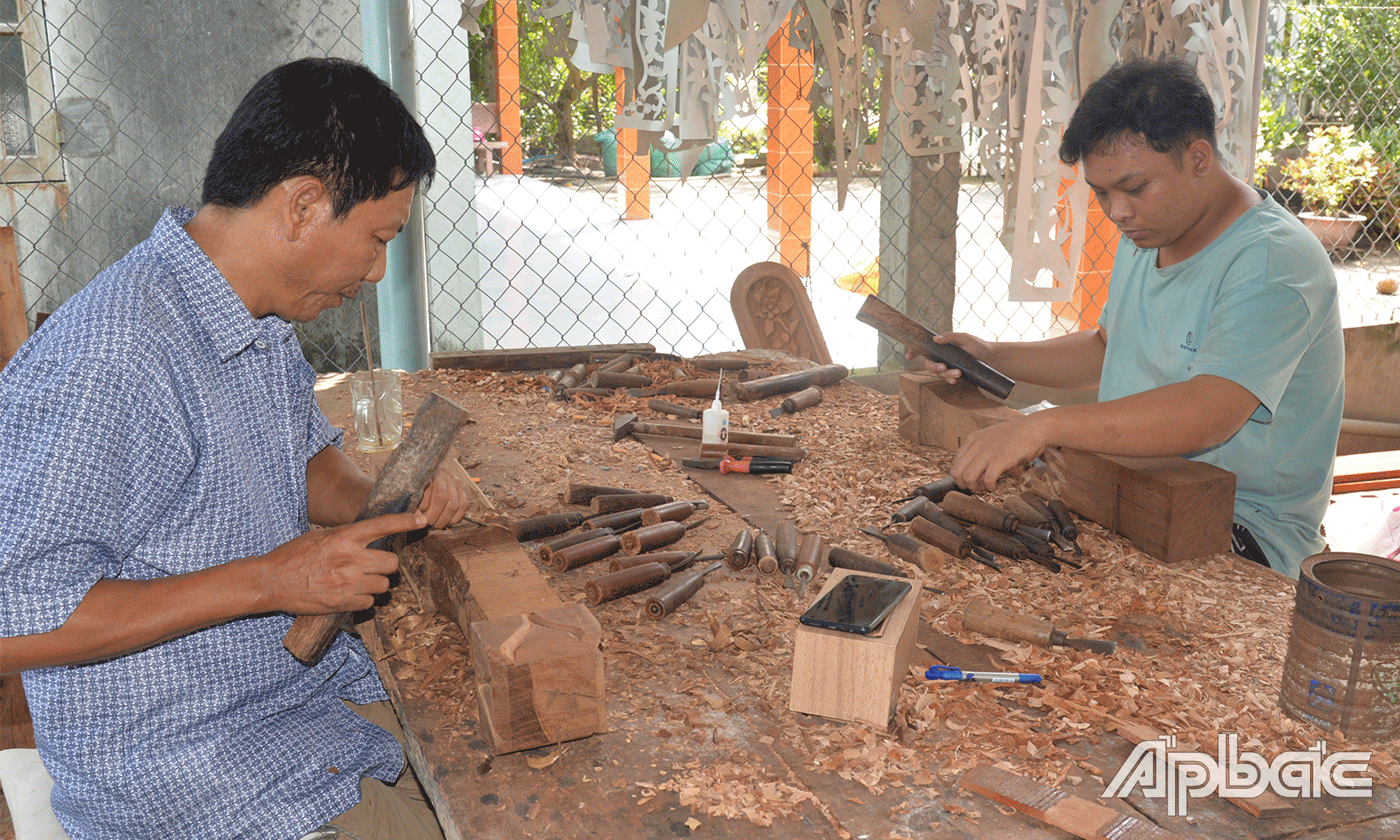 Hiện trên địa bàn xã Lương Hoà Lạc chỉ còn gần 20 hộ làm nghề điêu khắc gỗ.
