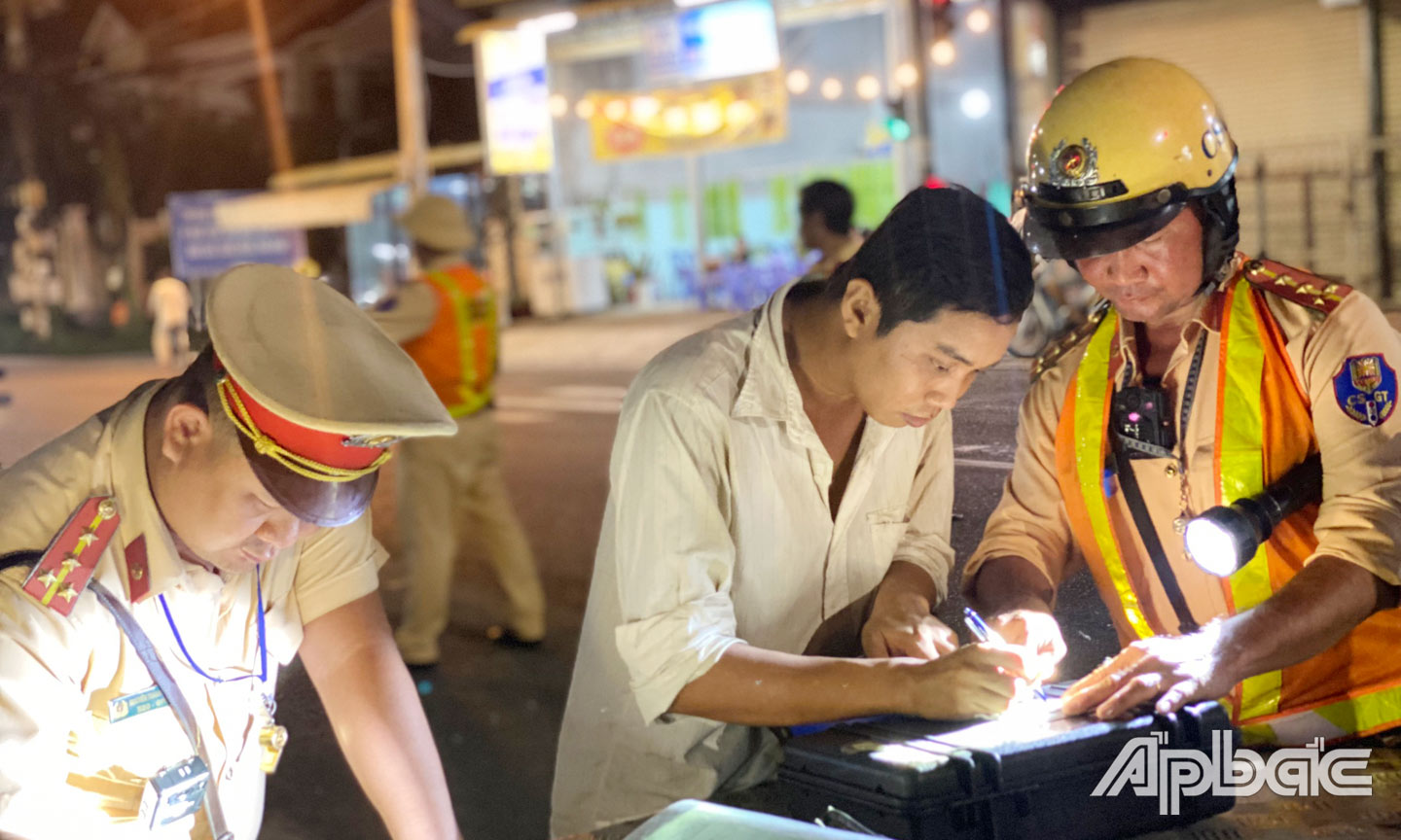 Lực lượng CSGT xử lý vi phạm nồng độ cồn trên tuyến Quốc lộ 50.