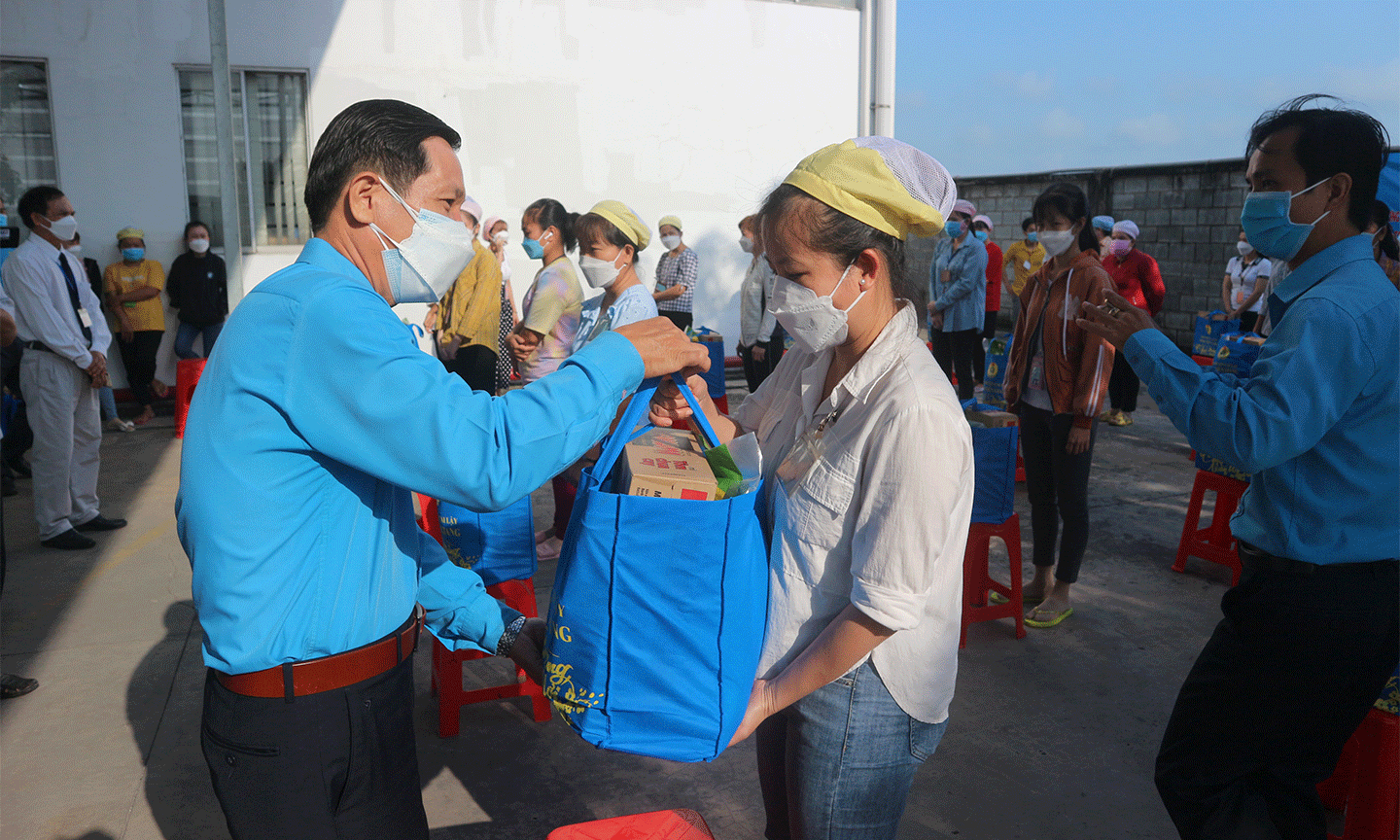 Chủ tịch Liên đoàn Lao động tỉnh Tiền Giang Lê Minh Hùng trao quà tết cho ĐV, NLĐ dịp tết
