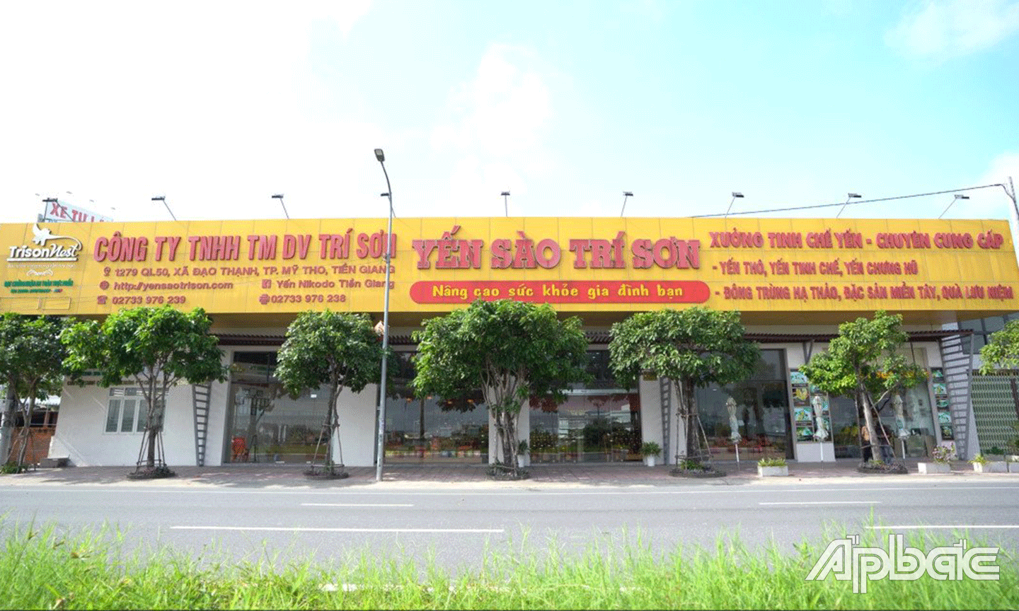 Điểm giới thiệu và bán sản phẩm OCOP tỉnh Tiền Giang năm 2023 tại cửa hàng của Công ty TNHH TMDV Trí Sơn (Quốc lộ 50, xã Đạo Thạnh, TP. Mỹ Tho, tỉnh Tiền Giang). 