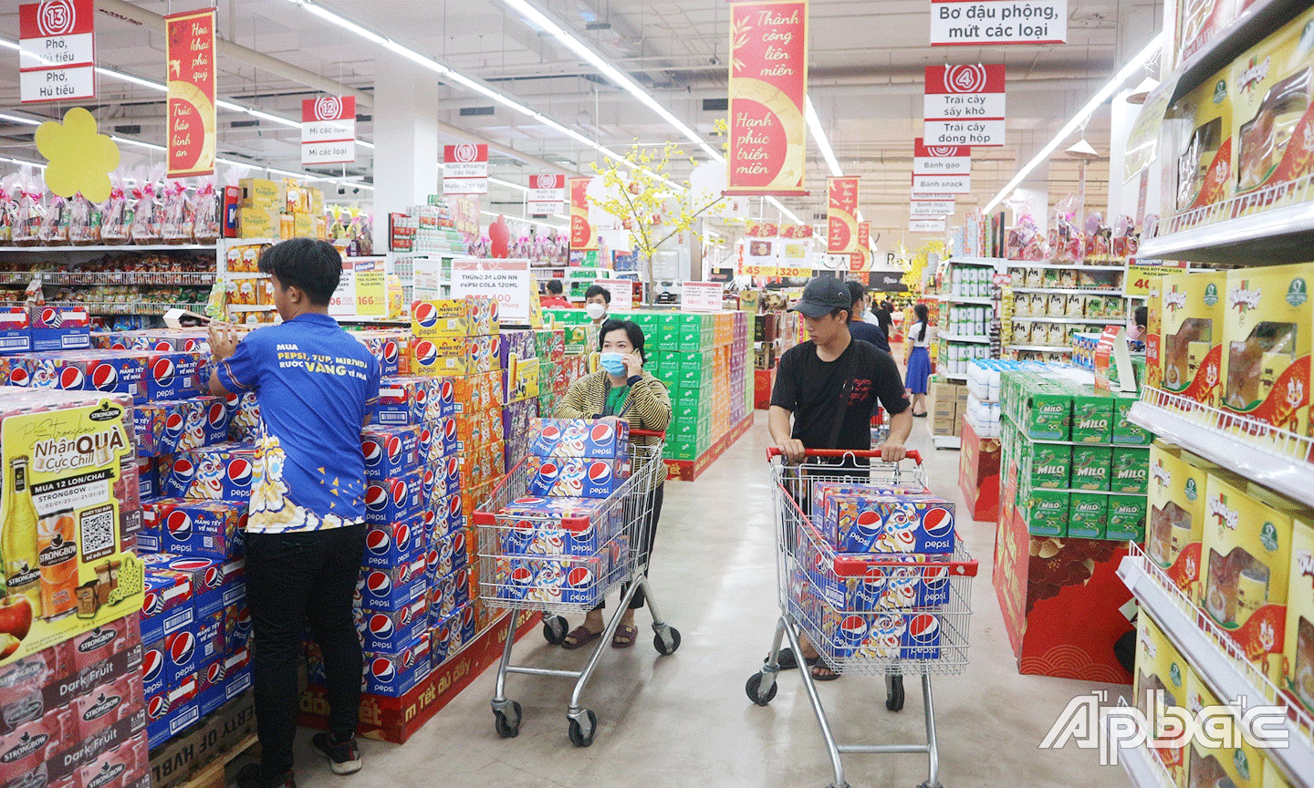 Năm 2023, hoạt động thương mại - dịch vụ, tổng mức bán lẻ hàng hóa và doanh thu dịch vụ tăng trưởng tốt. Ảnh chụp tại Co.opmart Gò Công (TX. Gò Công). Ảnh: Minh Thành