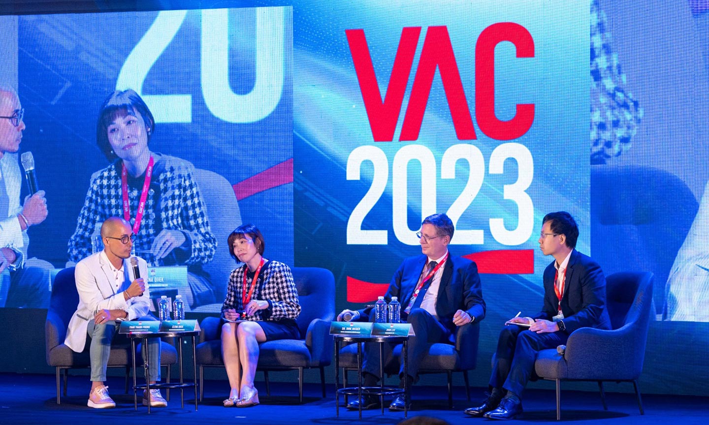 Ông Trần Thanh Phong, Phó Tổng Giám Đốc Prudential Việt Nam (ngoài cùng bên trái) cùng đại diện đến từ các công ty tái Bảo hiểm: RGA, Gen Re và Swiss Re trong phiên tọa đàm với chủ đề “Mở khóa Tăng trưởng Bền vững: Ứng dụng ESG trong Bảo hiểm nhân thọ”.