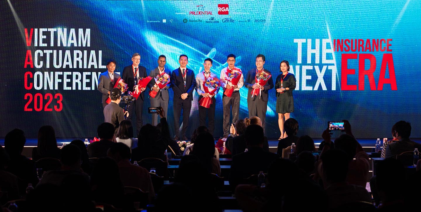 Ông Trần Thanh Phong, Phó Tổng Giám Đốc Prudential Việt Nam (ngoài cùng bên trái) cùng đại diện đến từ các công ty tái Bảo hiểm: RGA, Gen Re và Swiss Re trong phiên tọa đàm với chủ đề “Mở khóa Tăng trưởng Bền vững: Ứng dụng ESG trong Bảo hiểm nhân thọ”.