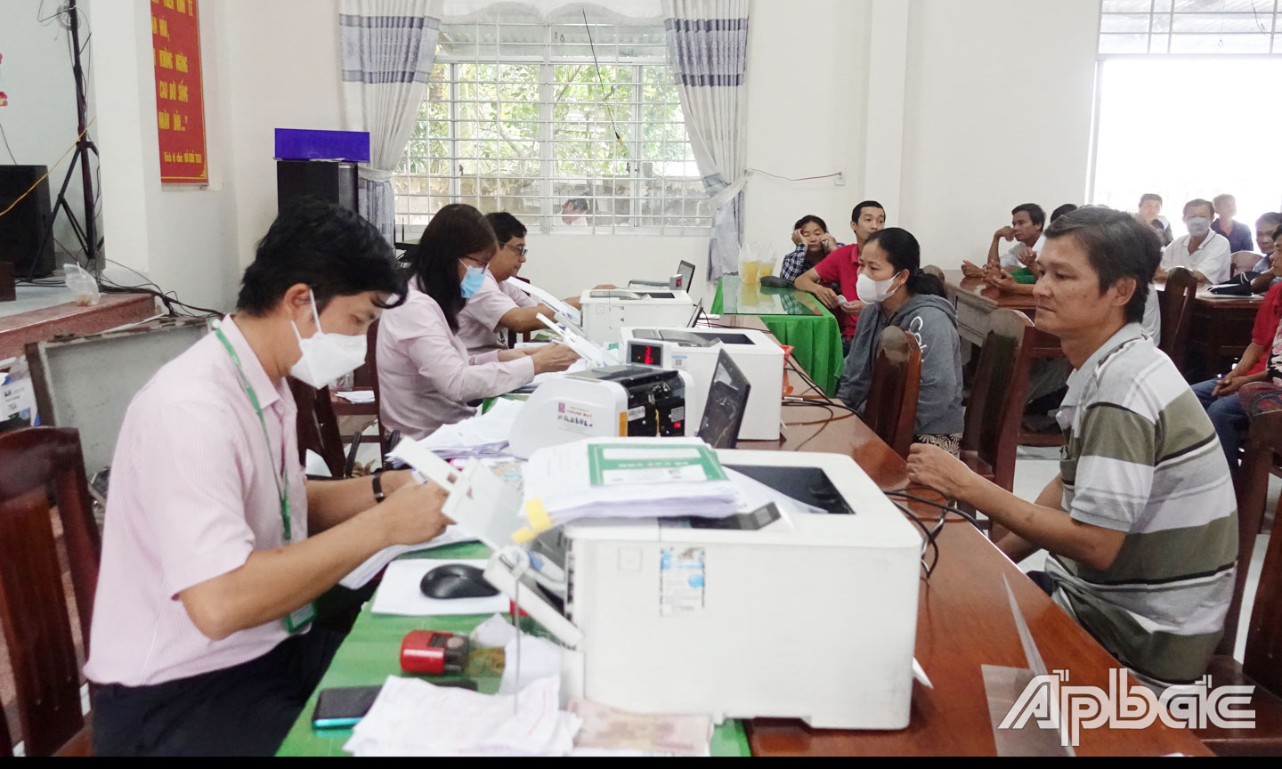 Phòng giao dịch Ngân hàng chính sách xã hội huyện Cai Lậy giải ngân các chương trình cho vay hộ nghèo, hộ cận nghèo, giải quyết việc làm tại xã Phú An, huyện Cai Lậy.