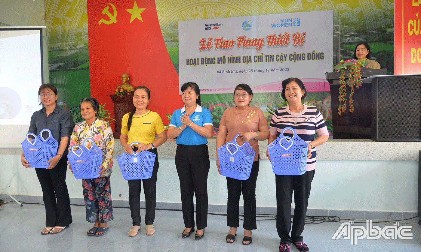 Đại hiểu phụ nữ, nam giới được truyền thông, tham gia trả lời câu hỏi kiến thức về bình đẳng giới vả dư975c nhận quà.