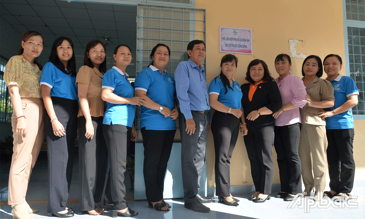 Bàn giao trang thiết bị hỗ trợ hoạt động mô hình “Địa chỉ tin cậy cộng đồng” cho xã Bình Nhì, huyện Gò Công Tây.