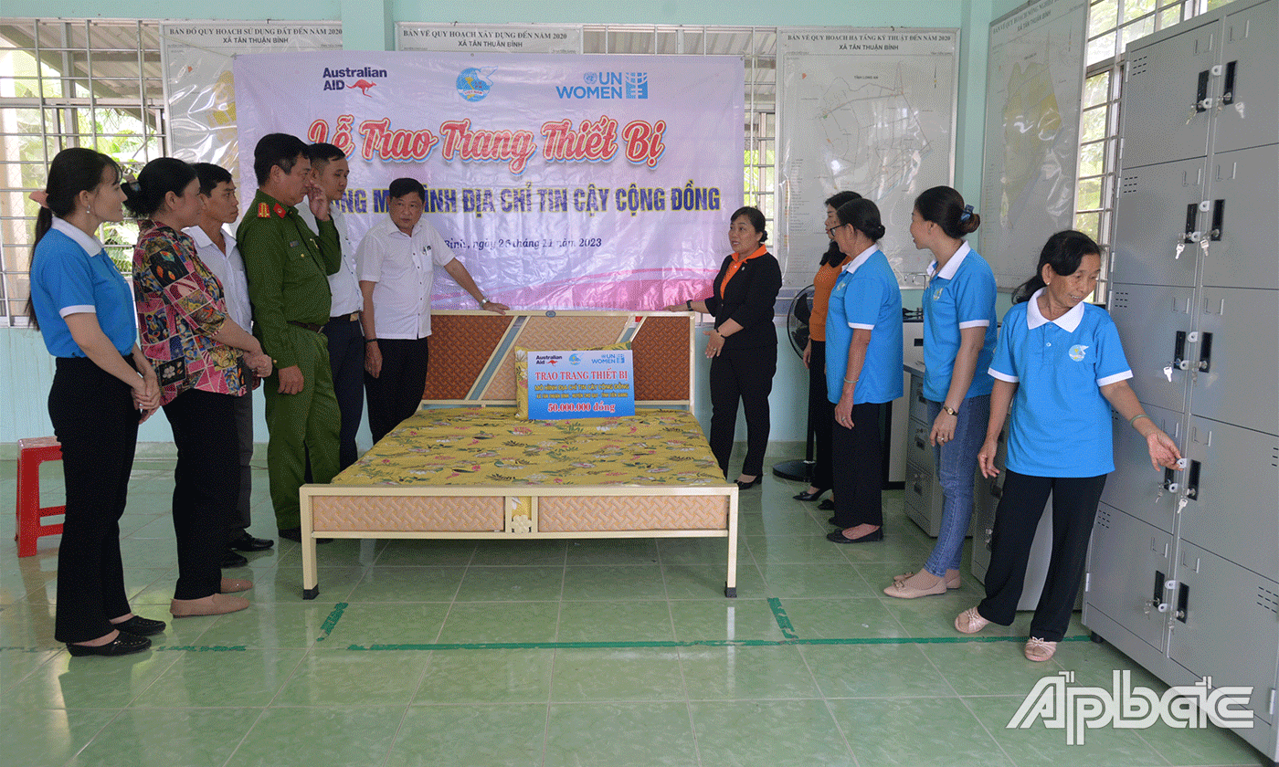 Bàn giao trang thiết bị hỗ trợ hoạt động mô hình “Địa chỉ tin cậy cộng đồng” cho xã Tân Thuận Bình, huyện Chợ Gạo.