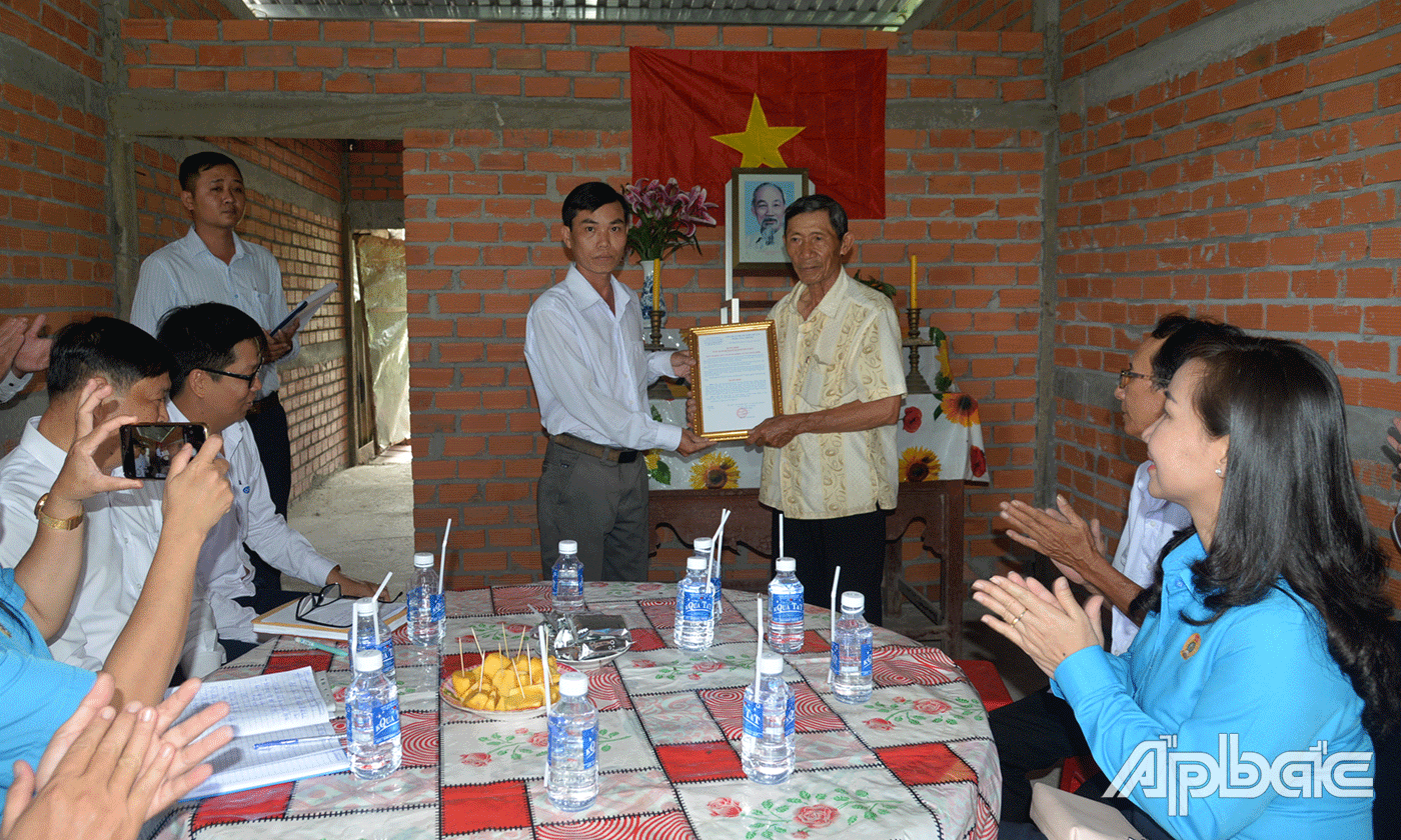 Lãnh đạo địa phương trao quyết định trao quà cho ông Nguyễn Ngọc Thuận.