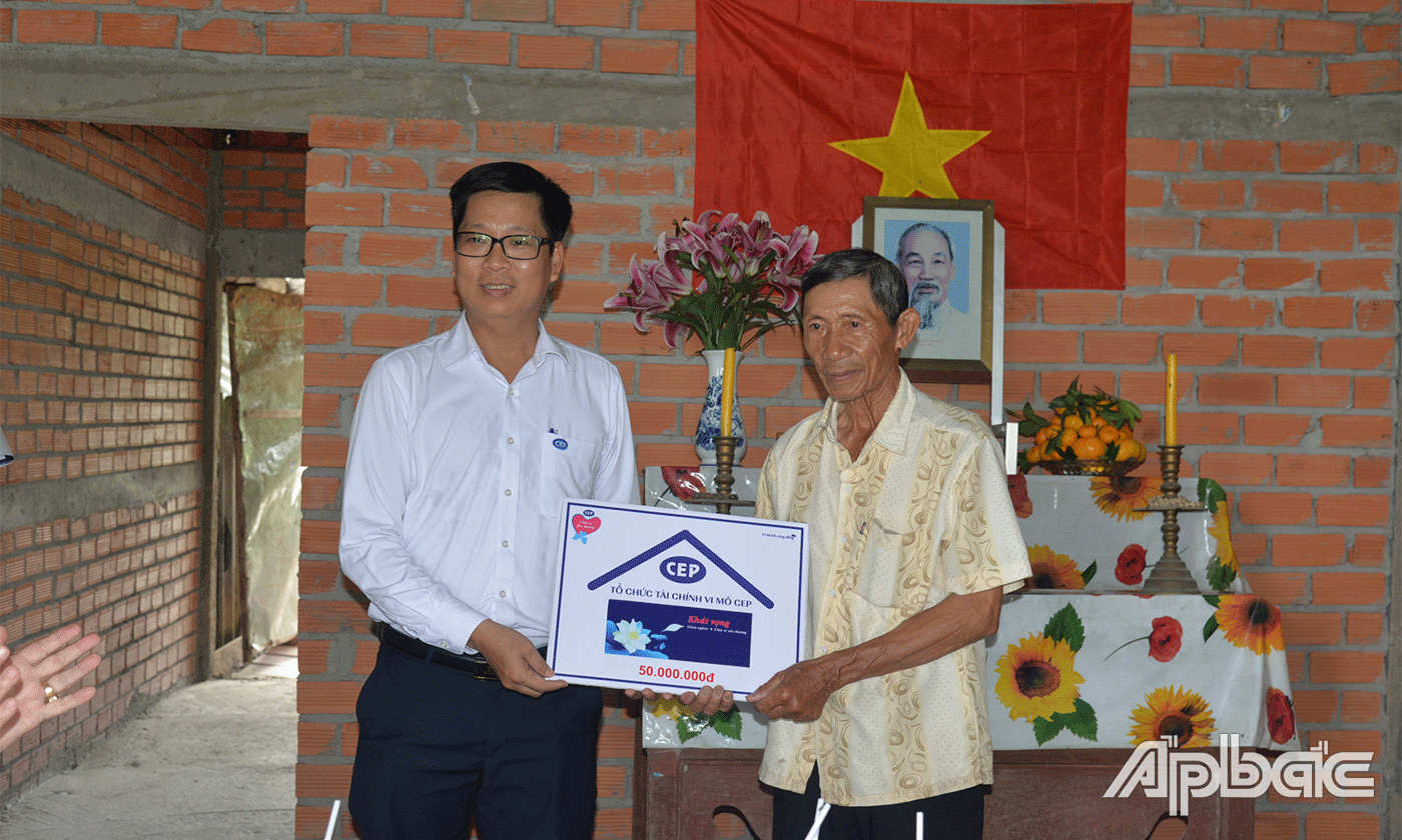 Giám đốc Chi nhánh CEP Mỹ Tho Nguyễn Hải Triều trao bảng tượng trưng hỗ trợ 50 triệu đồng.